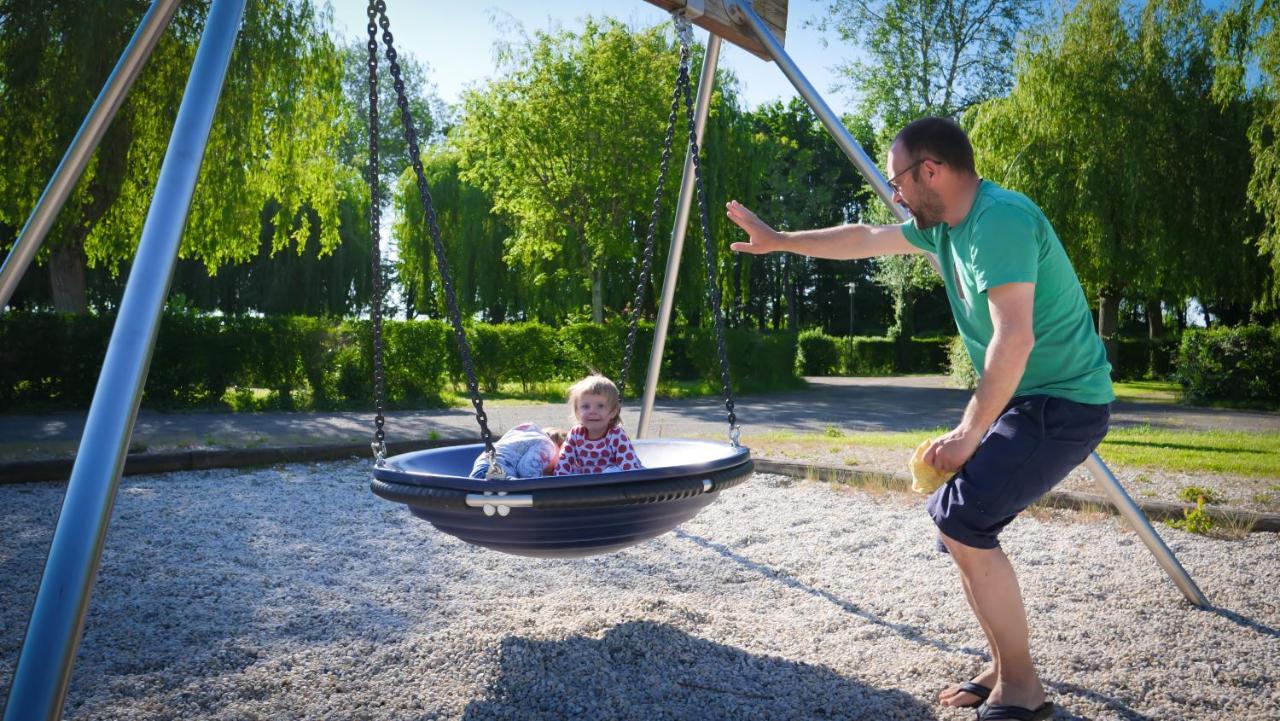 Camping Des Loisirs Evron Hotell Eksteriør bilde