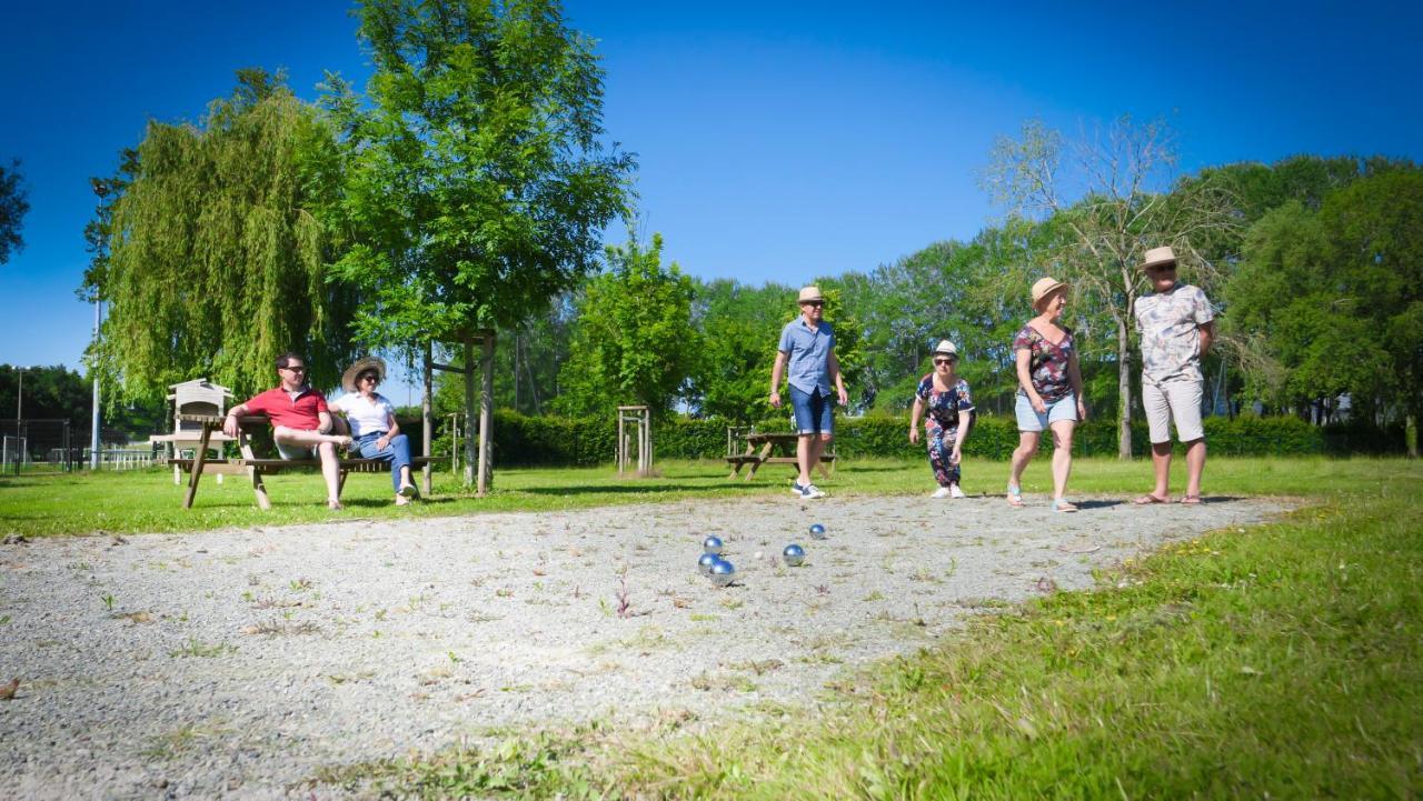 Camping Des Loisirs Evron Hotell Eksteriør bilde