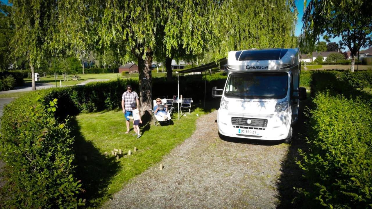 Camping Des Loisirs Evron Hotell Eksteriør bilde